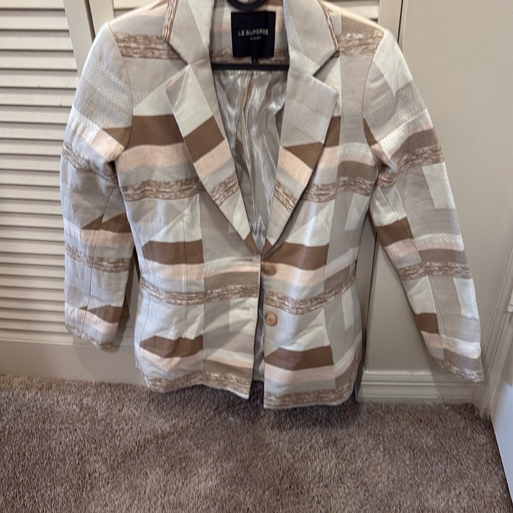 Le Superbe Women's Beige and White Blazer